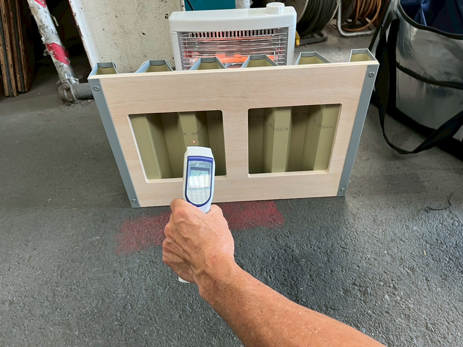 遮熱塗料を使った屋根模型の温度を測定中